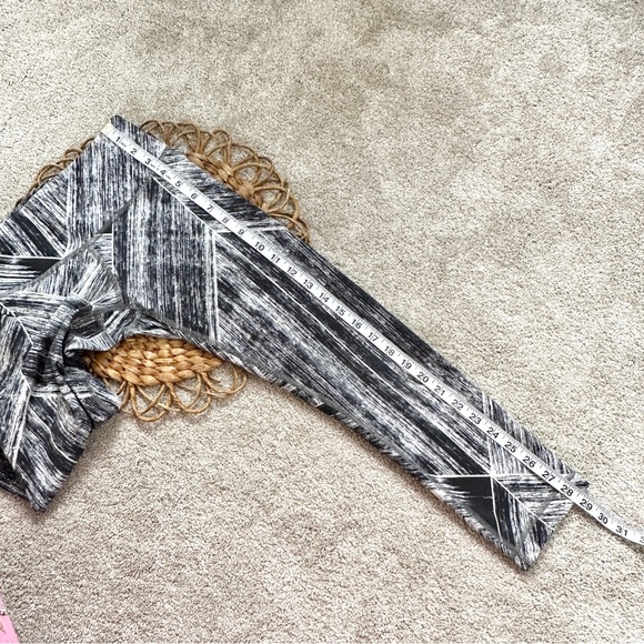 Lululemon Wunder Under Crop II Full-On Luon Heat Wave White Black Size 4 - Picture 13 of 13